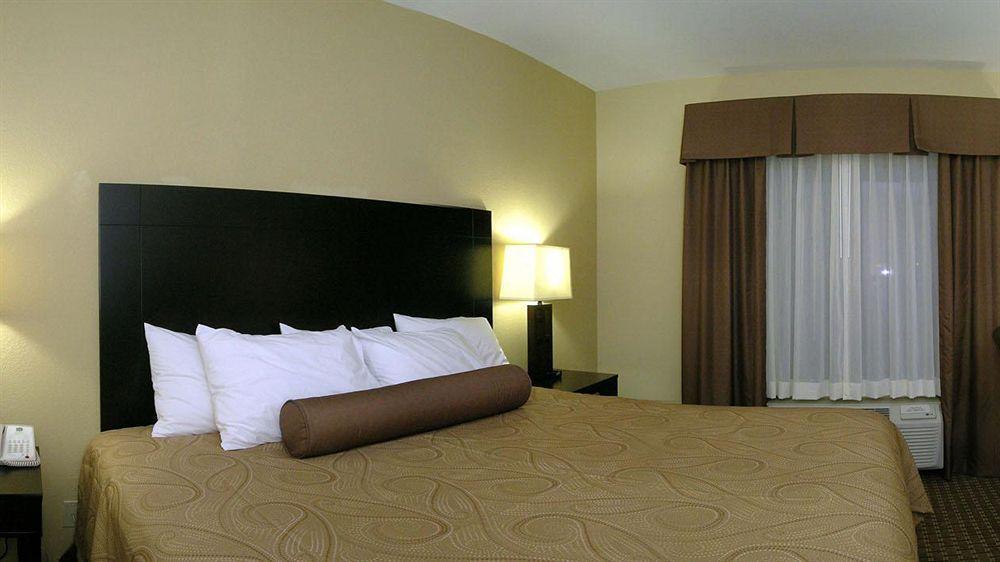 Best Western Bastrop Pines Inn Extérieur photo