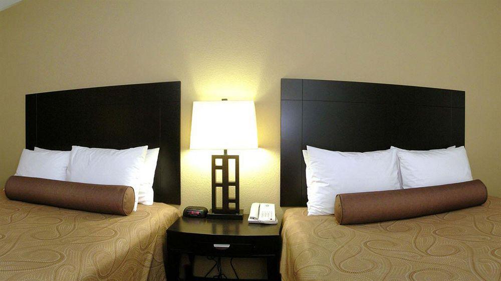 Best Western Bastrop Pines Inn Extérieur photo